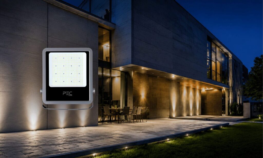 Projecteur LED PEC Lighting en façade